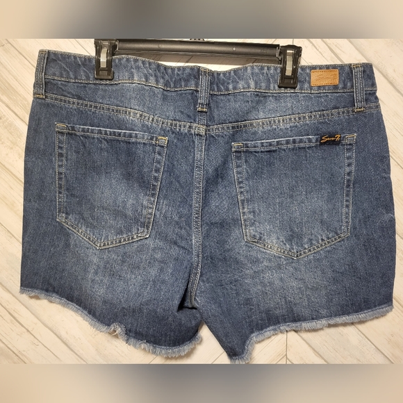 Women's shorts - Picture 2 of 4